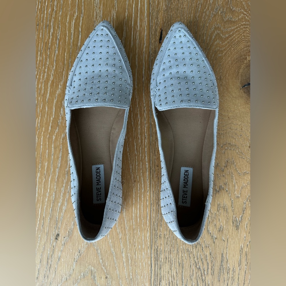 STEVE MADDEN STUDDED FEATHER FLATS